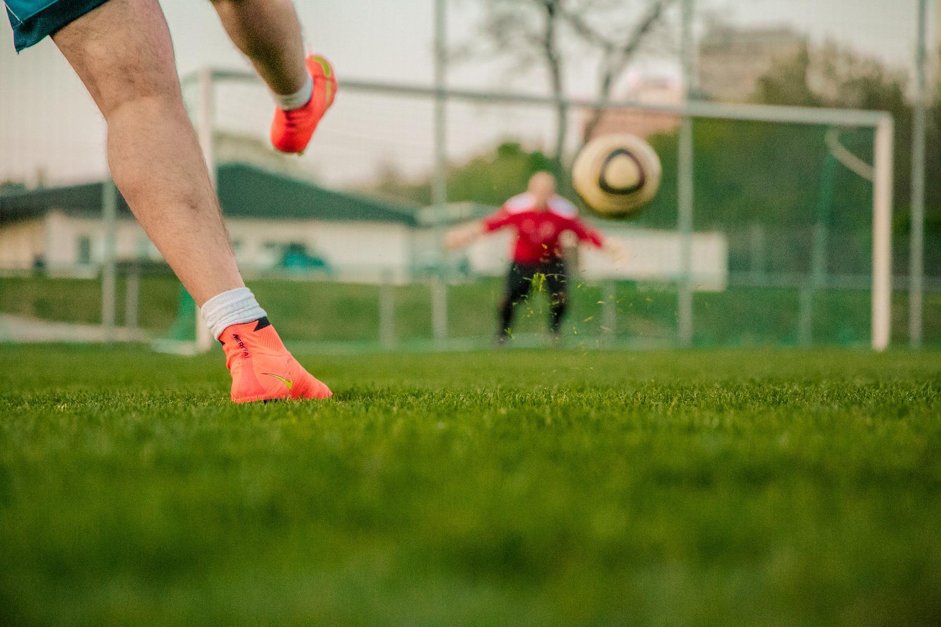 Ragazzi che giocano a calcio.