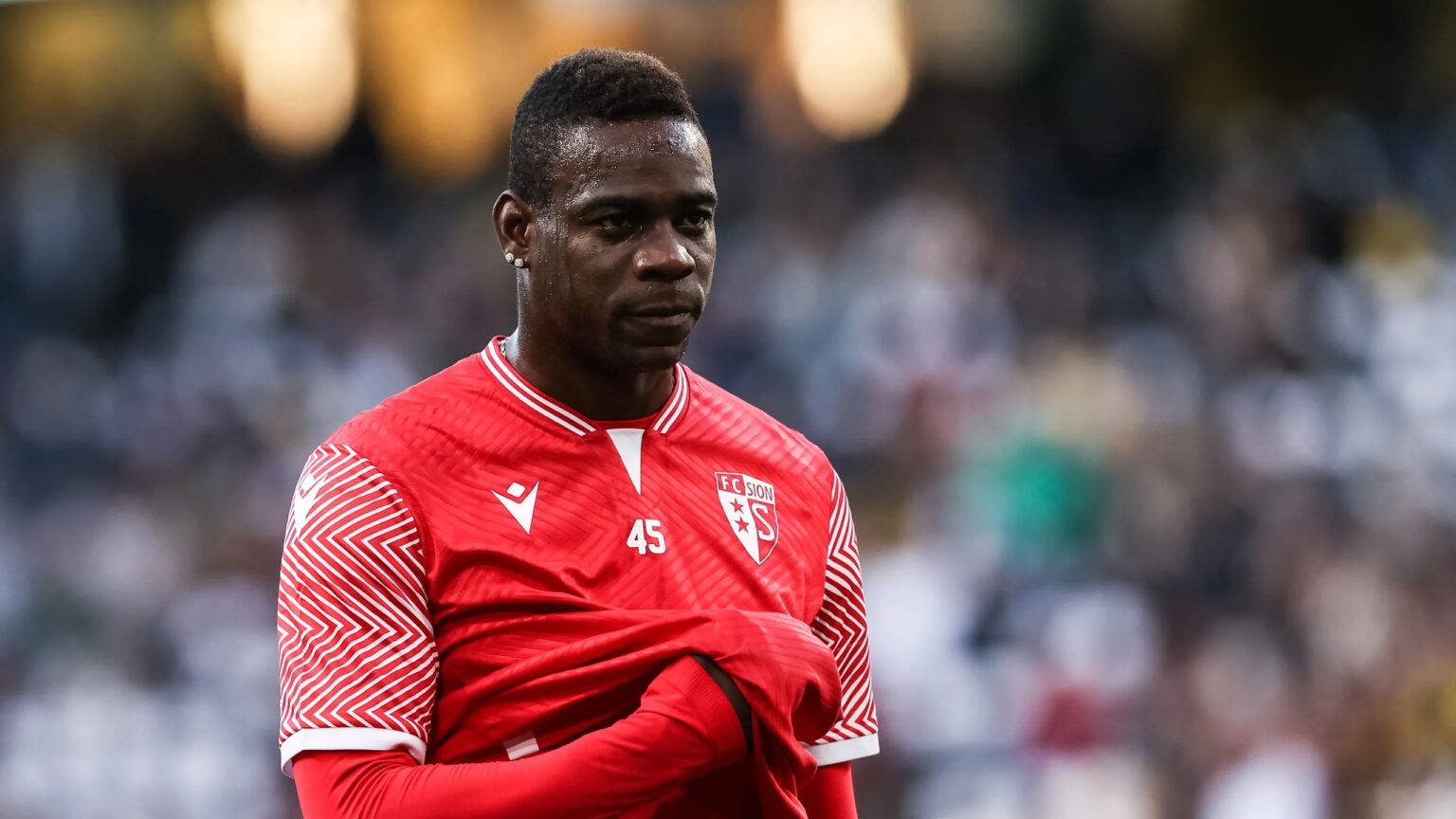 Mario Balotelli Sion pugno