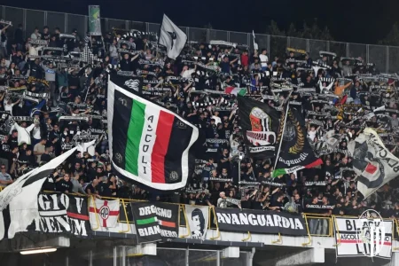 Ascoli contestazione ultras società