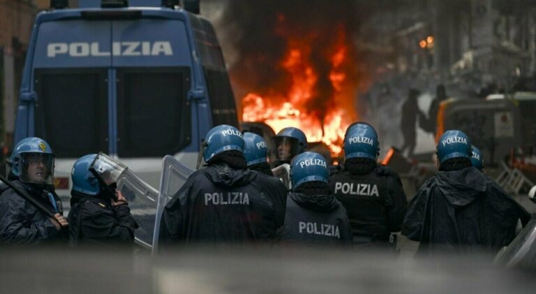 Genoa-Inter, scontri tra tifosi fuori dal Luigi Ferraris prima della partita: lancio di fumogeni e auto in fiamme scontri entella sestri levante