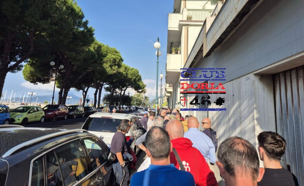 FOTO – Virtus Entella-Sampdoria, caccia agli ultimi biglietti: tutti in coda davanti allo store