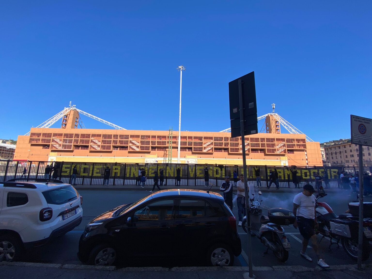 Sampdoria, La Sud in corteo sotto la tribuna del Luigi Ferraris: il messaggio alla società