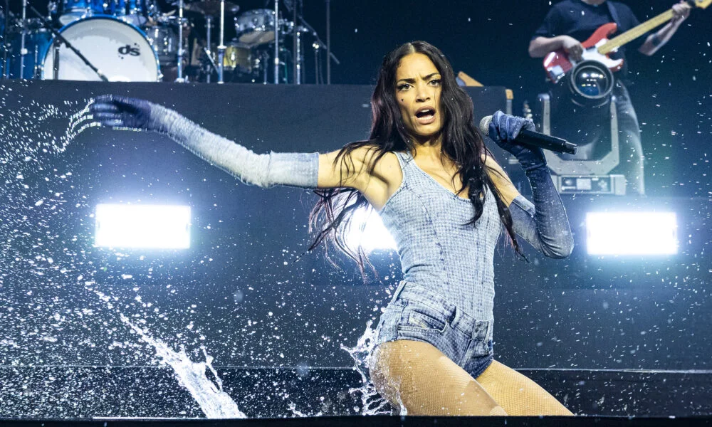 Elodie, gli scatti nel backstage con Sfera Ebbasta fanno arrossire…