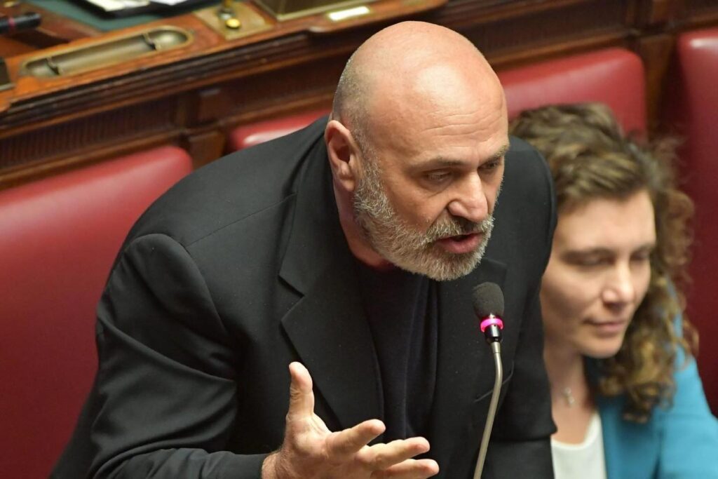 VIDEO – Verso Sampdoria-Juve Stabia, il divieto dei tifosi ospiti arriva in Parlamento: le parole di Gaetano Amato sampdoria juve stabia amato