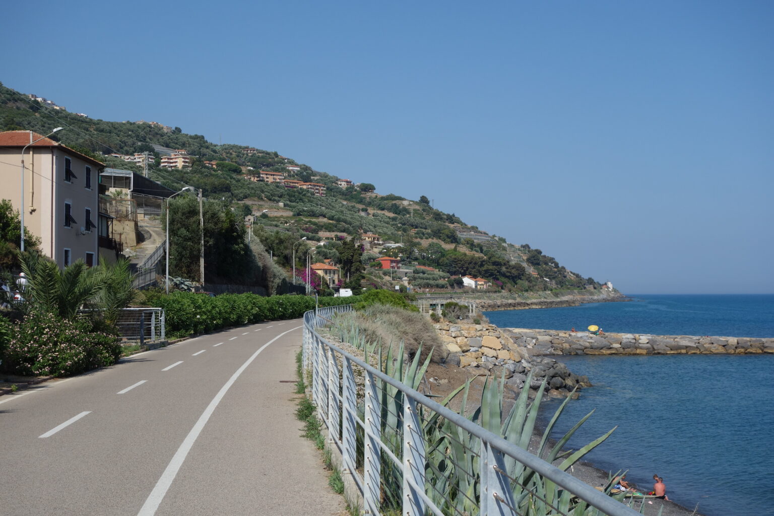 Liguria in bici, Ospedaletti e Andora unite da una ciclabile di 45 km. Il tragitto più lungo d’Europa