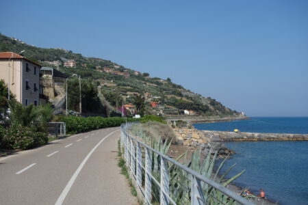 Liguria in bici, Ospedaletti e Andora unite da una ciclabile di 45 km. Il tragitto più lungo d’Europa