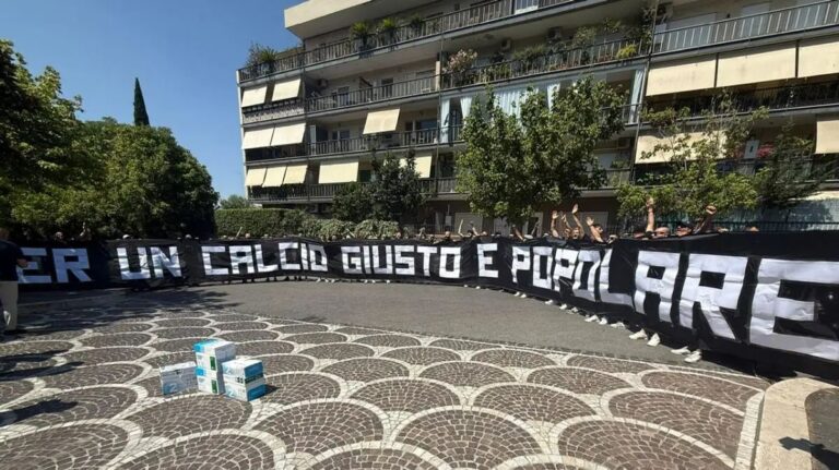 Movimento Ultras, la protesta “Per un calcio giusto e popolare” arriva anche all’esterno dell’assemblea Figc. I dettagli