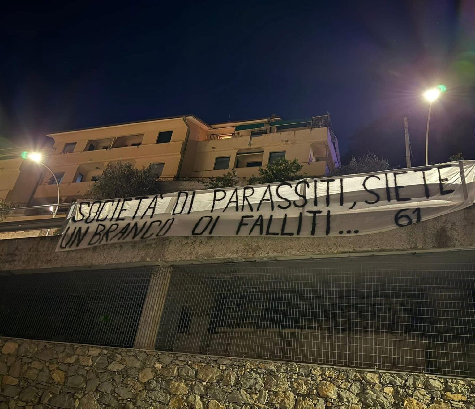 FOTO – Sampdoria, I Fedelissimi contro la società. Jesper Fredberg? Sei una c…. Gli striscioni