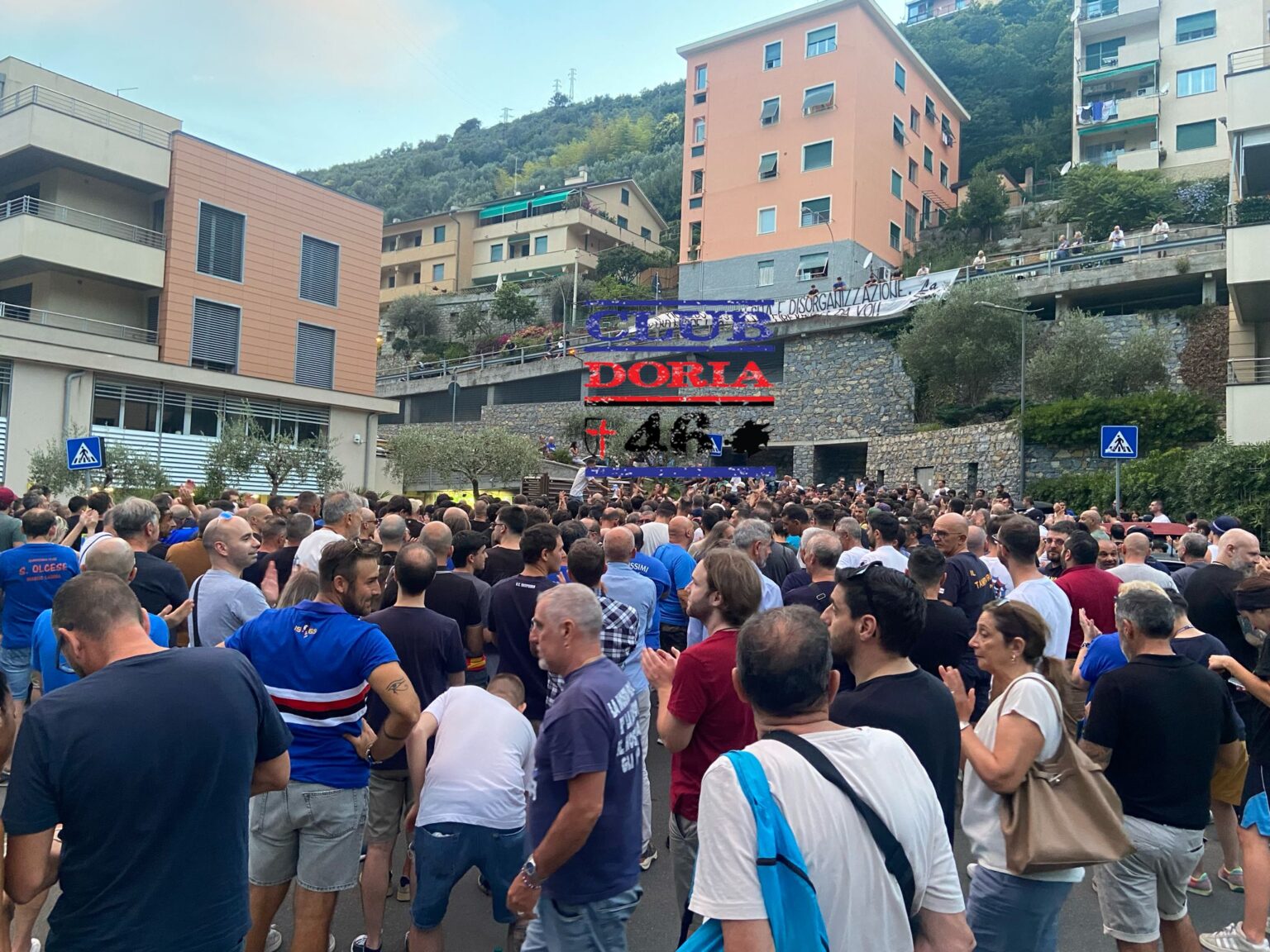 FOTO – Protesta de La Sud e Federclubs sotto la sede a Bogliasco: basta prese in giro dalla società, ora liberiamo la Sampdoria. Il racconto