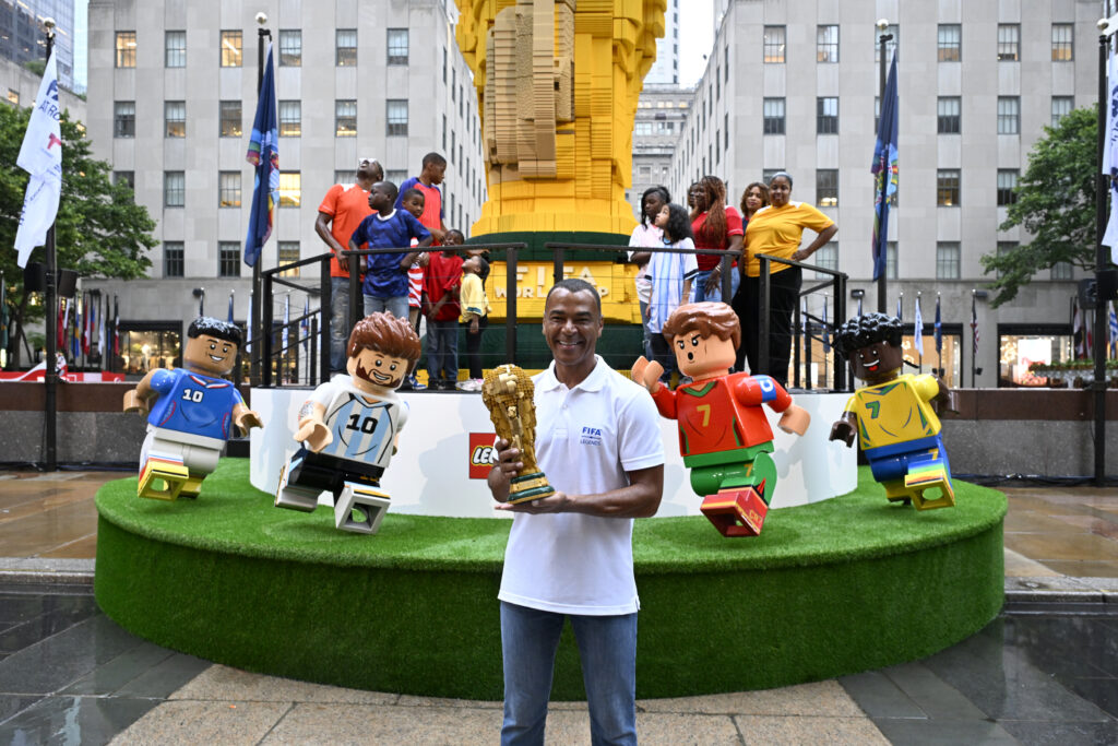 FOTO – Mondiali 2026, la Lego presenta a New York la Coppa (più alta) del Mondo con Marcus Cafu Mondiali 2026 Lego New York Coppa Mondo