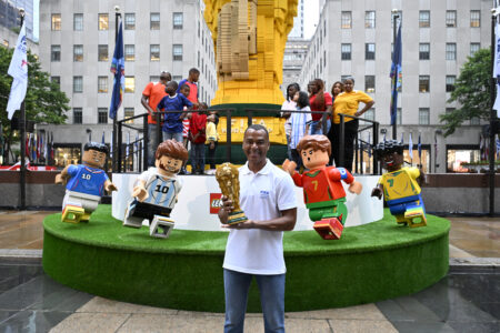 FOTO – Mondiali 2026, la Lego presenta a New York la Coppa (più alta) del Mondo con Marcus Cafu Mondiali 2026 Lego New York Coppa Mondo