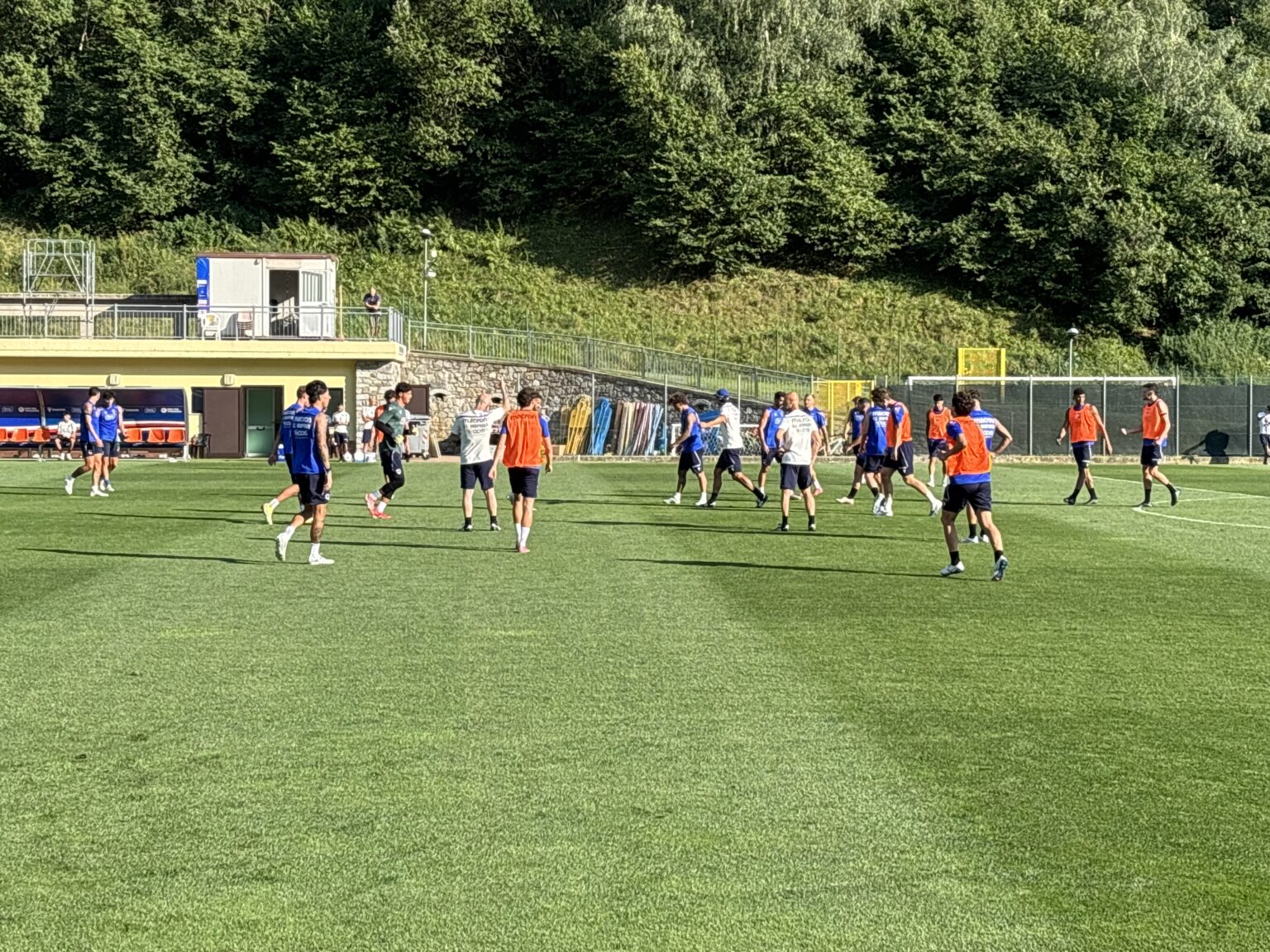 Ritiro Sampdoria Ponte di Legno, torneo a squadre per i ragazzi di Bernardo Corradi con due spettatori d’eccezione. Il racconto della mattinata