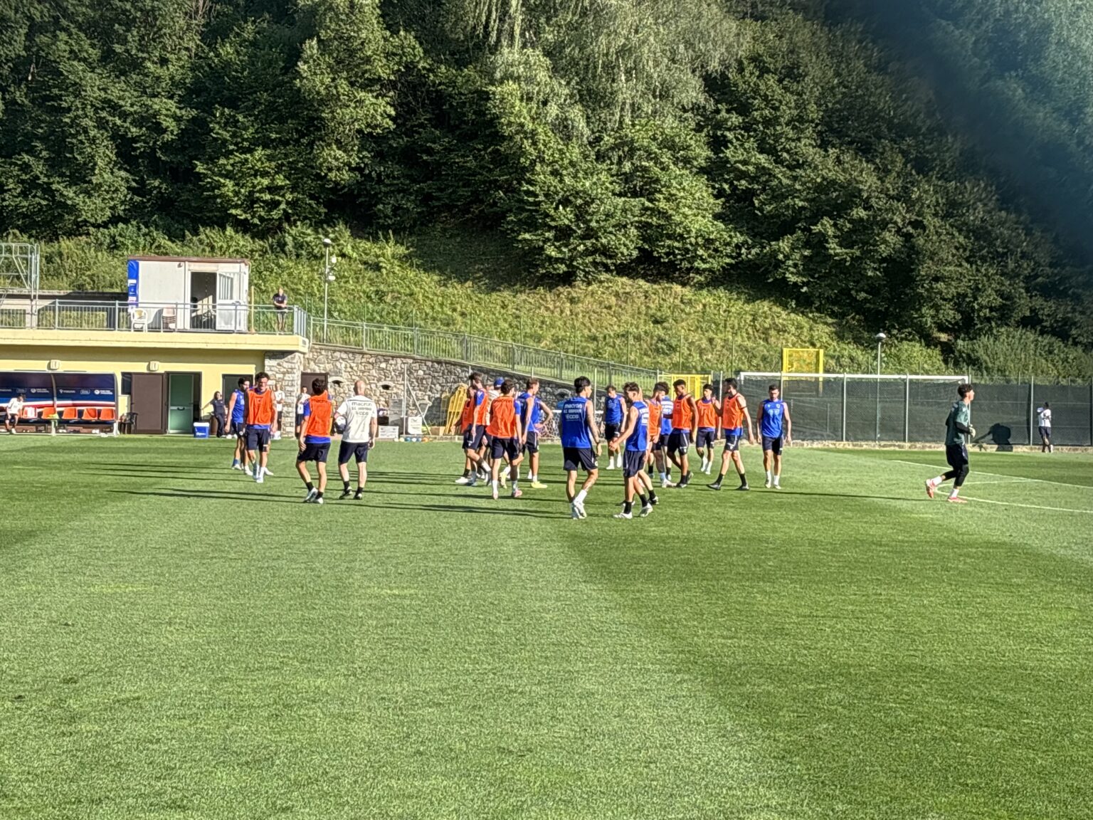 Ritiro Ponte di Legno, la Sampdoria di Bernardo Corradi in campo per il primo allenamento a Temù. Il racconto