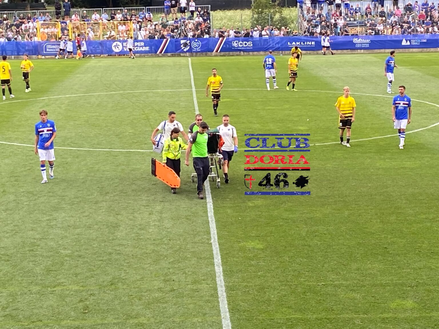 Amichevole Sampdoria-Taverne, Nikola Sekulov esce in barella (e in lacrime) dal campo. Le condizioni