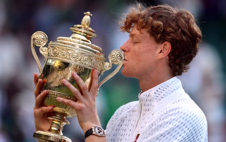 Tennis, Jannik Sinner prova a camuffarsi a Palau ma è impossibile