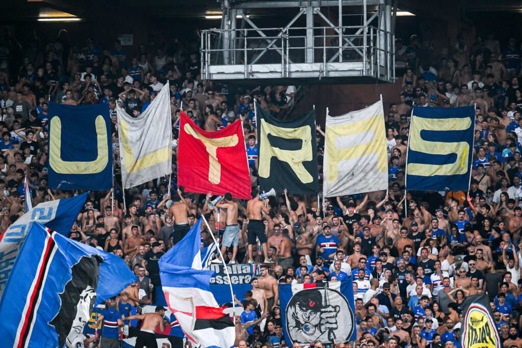 FOTO – Contestazione Sampdoria, La Sud manda messaggi alla società: dalla trasparenza alla Serie A. I due strisiconi
