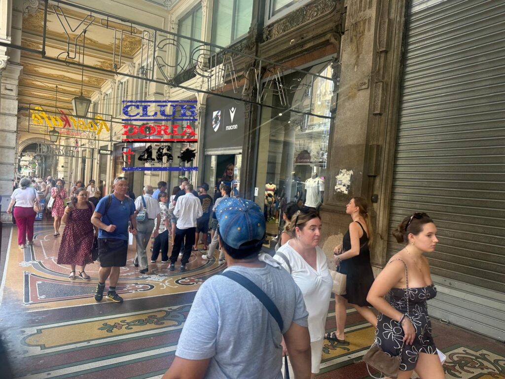 FOTO- Abbonamenti Sampdoria, primo giorno di vendita libera ed è già coda davanti a SampCity!