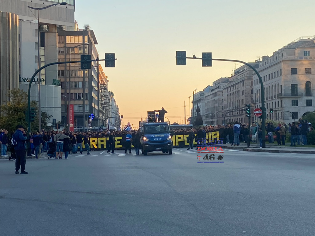 FOTO – Sampdoria, contestazione dei tifosi: da Tey ad Ariaudo, cori e striscioni contro la dirigenza. Il racconto