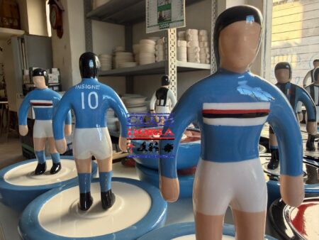 Sampdoria, un giocatore del Subbuteo di ceramica come regalo. E se Lorenzo Insigne fa goal…