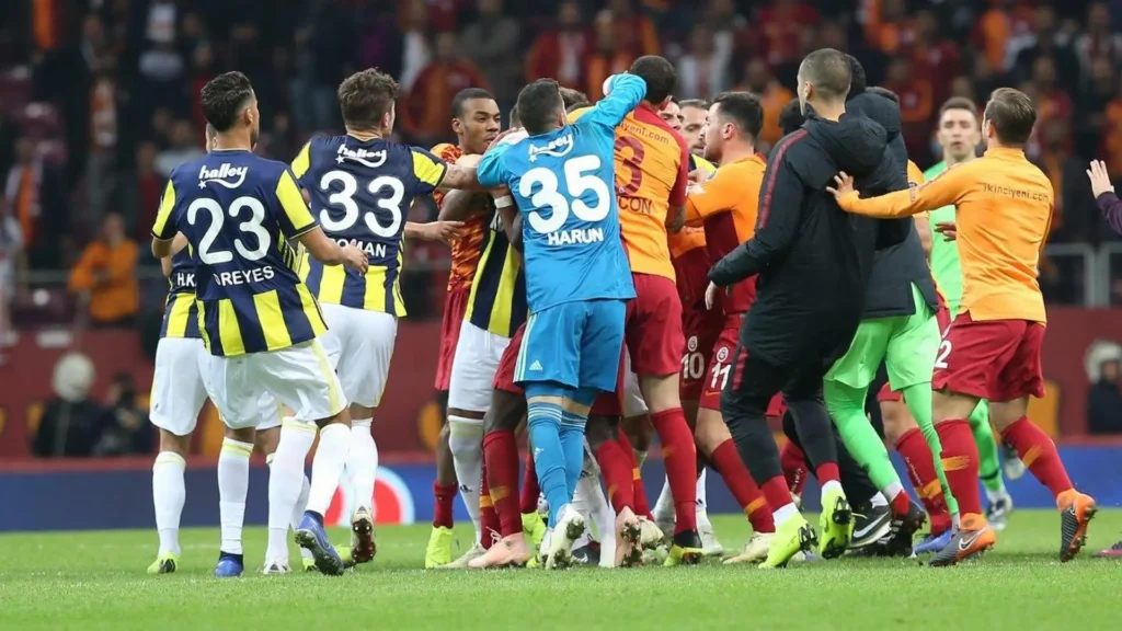 Turchia, un finale violento per il derby tra Galatasaray e Fenerbahçe